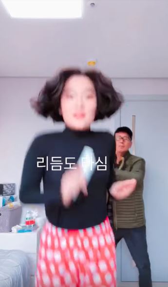 爺爺開門「發現孫女在熱舞」瞬間黑人問號！傻在原地「下秒一個MOVE動起來」網尖叫：他才是高手