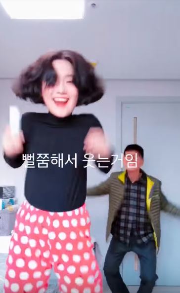 爺爺開門「發現孫女在熱舞」瞬間黑人問號！傻在原地「下秒一個MOVE動起來」網尖叫：他才是高手