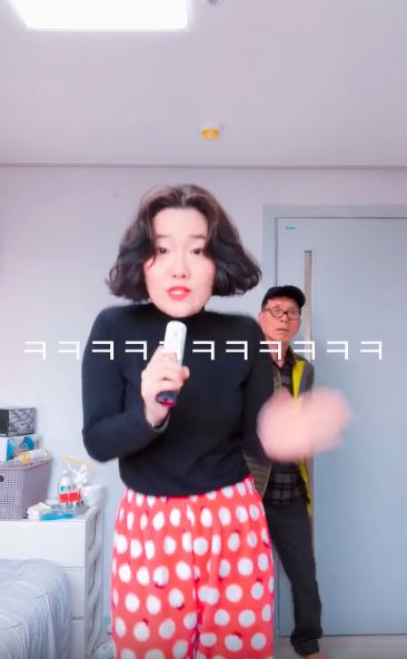 爺爺開門「發現孫女在熱舞」瞬間黑人問號！傻在原地「下秒一個MOVE動起來」網尖叫：他才是高手