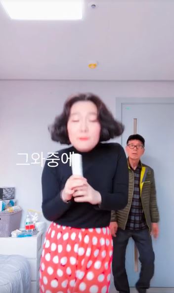 爺爺開門「發現孫女在熱舞」瞬間黑人問號！傻在原地「下秒一個MOVE動起來」網尖叫：他才是高手