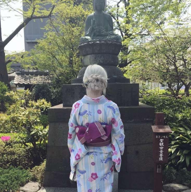 他在日本街頭捕獲「白髮和服女」以為是老奶奶！當她「一轉身」網友全傻住：落入凡間的精靈❤