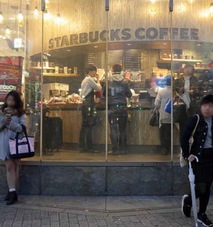 砸8萬買下「巨無霸星巴客杯子」　滿懷期待「捧著它去買咖啡」店員反應網笑翻：超專業！ 