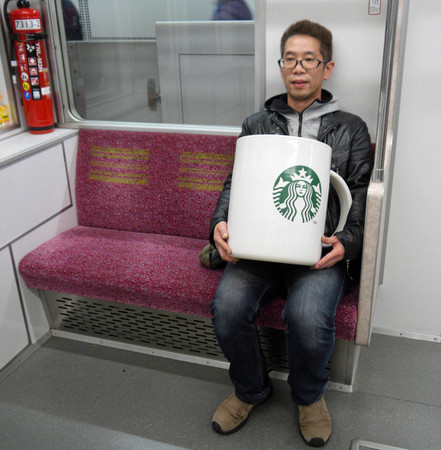 砸8萬買下「巨無霸星巴客杯子」　滿懷期待「捧著它去買咖啡」店員反應網笑翻：超專業！ 
