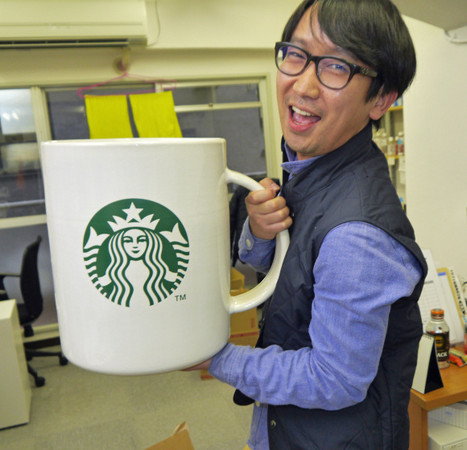 砸8萬買下「巨無霸星巴客杯子」　滿懷期待「捧著它去買咖啡」店員反應網笑翻：超專業！ 