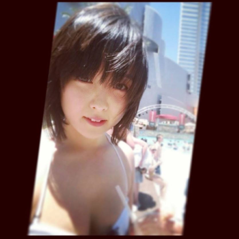 滑冰正妹出賽「第5秒鈕扣就噴飛」走光！怕被判失格「敬業完成比賽」全場觀眾沸騰鼓掌！