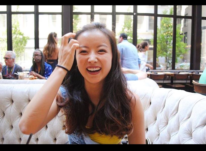 滑冰正妹出賽「第5秒鈕扣就噴飛」走光！怕被判失格「敬業完成比賽」全場觀眾沸騰鼓掌！