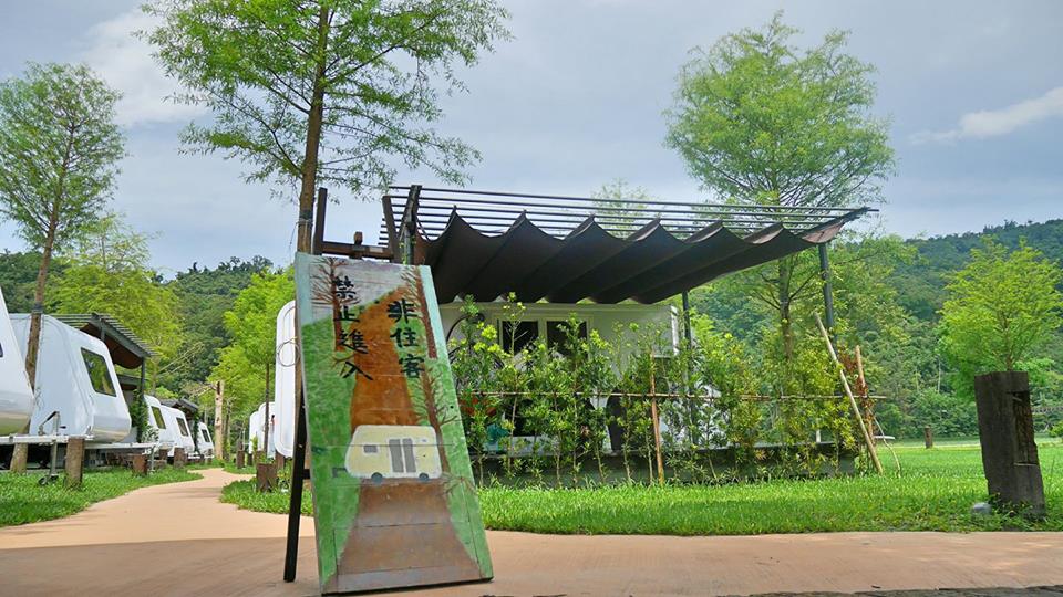 不只抹茶山！宜蘭「湖景露營車民宿」爆紅　躺下「天窗仰望一整片星空」預約爆滿