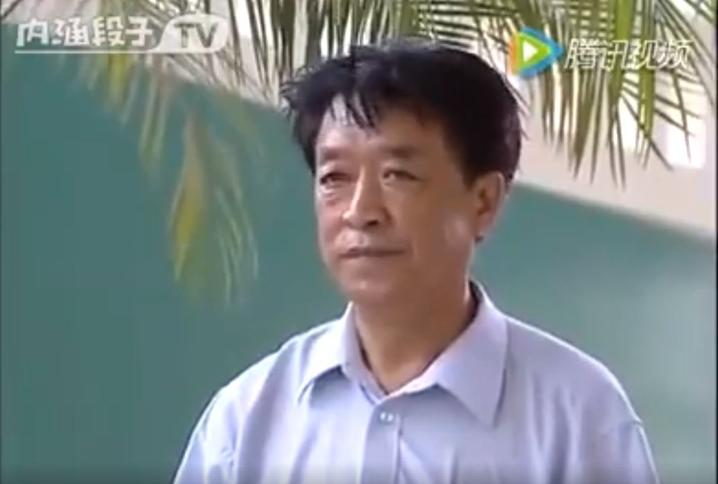 房產員工「見老伯穿著隨興」全撇頭不理！唯獨他不一樣，隔天老伯霸氣反擊眾人傻了