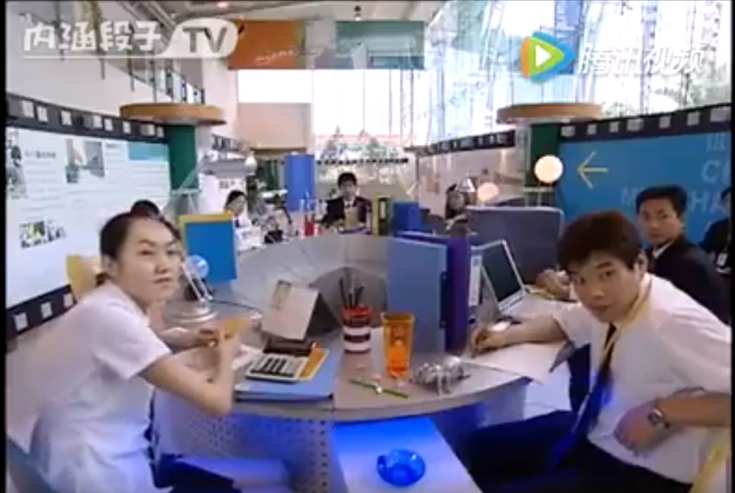 房產員工「見老伯穿著隨興」全撇頭不理！唯獨他不一樣，隔天老伯霸氣反擊眾人傻了