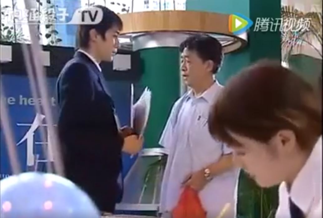 房產員工「見老伯穿著隨興」全撇頭不理！唯獨他不一樣，隔天老伯霸氣反擊眾人傻了