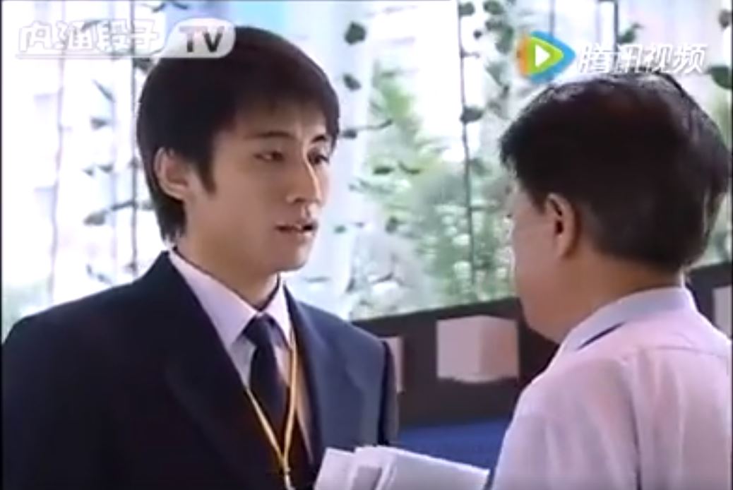 房產員工「見老伯穿著隨興」全撇頭不理！唯獨他不一樣，隔天老伯霸氣反擊眾人傻了