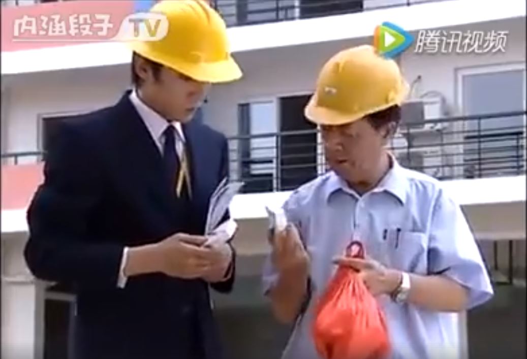 房產員工「見老伯穿著隨興」全撇頭不理！唯獨他不一樣，隔天老伯霸氣反擊眾人傻了