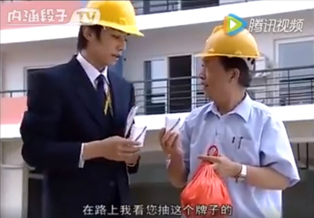 房產員工「見老伯穿著隨興」全撇頭不理！唯獨他不一樣，隔天老伯霸氣反擊眾人傻了