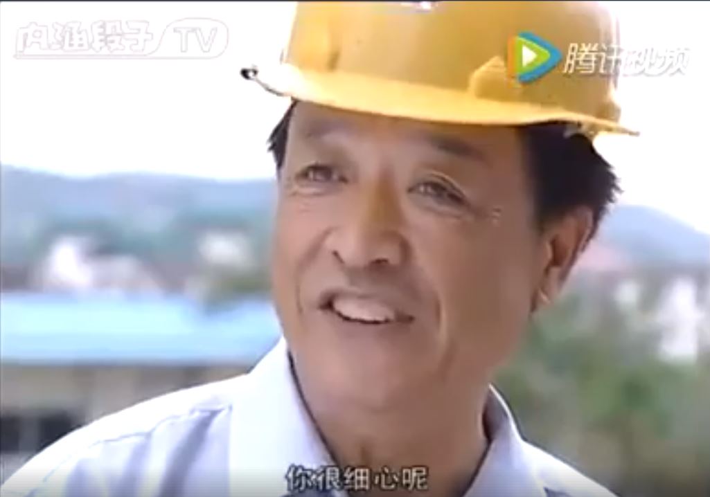 房產員工「見老伯穿著隨興」全撇頭不理！唯獨他不一樣，隔天老伯霸氣反擊眾人傻了