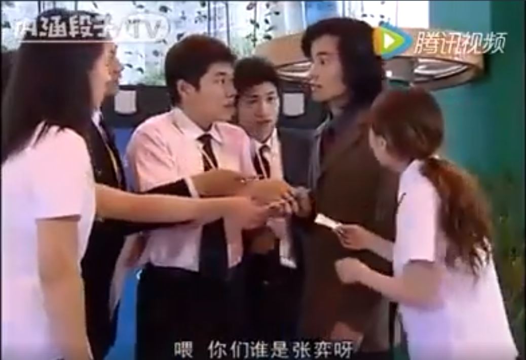 房產員工「見老伯穿著隨興」全撇頭不理！唯獨他不一樣，隔天老伯霸氣反擊眾人傻了