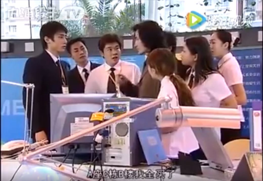 房產員工「見老伯穿著隨興」全撇頭不理！唯獨他不一樣，隔天老伯霸氣反擊眾人傻了