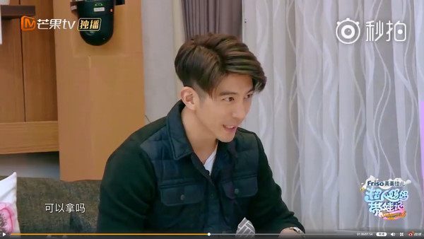 女兒見餅乾秒伸手！修杰楷「嚴肅一句話」咘咘立刻放棄　網大讚：家教超成功