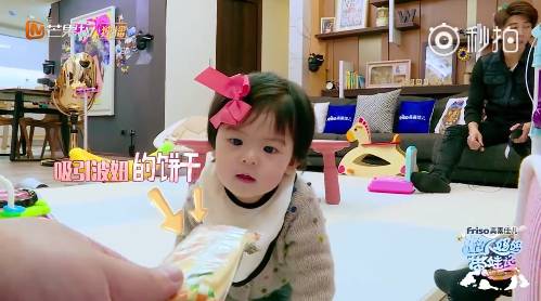 女兒見餅乾秒伸手！修杰楷「嚴肅一句話」咘咘立刻放棄　網大讚：家教超成功