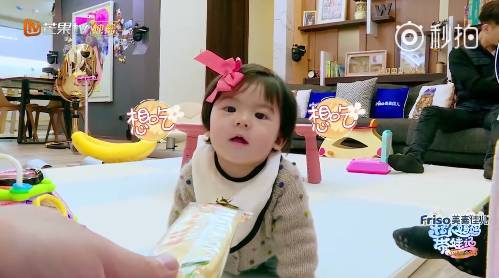 女兒見餅乾秒伸手！修杰楷「嚴肅一句話」咘咘立刻放棄　網大讚：家教超成功