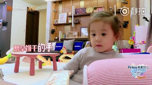 女兒見餅乾秒伸手！修杰楷「嚴肅一句話」咘咘立刻放棄　網大讚：家教超成功