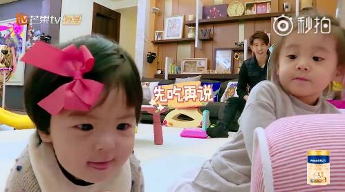 女兒見餅乾秒伸手！修杰楷「嚴肅一句話」咘咘立刻放棄　網大讚：家教超成功