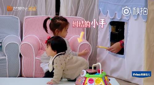 女兒見餅乾秒伸手！修杰楷「嚴肅一句話」咘咘立刻放棄　網大讚：家教超成功