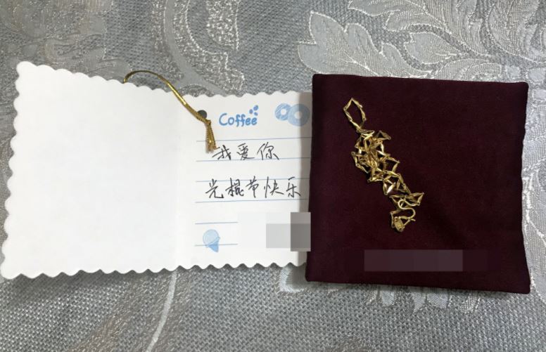 瘋狂追求10年！送金項鍊示愛「有男友照樣追」　她忍無可忍回送「一雙筷子+蛋」網友：霸氣！