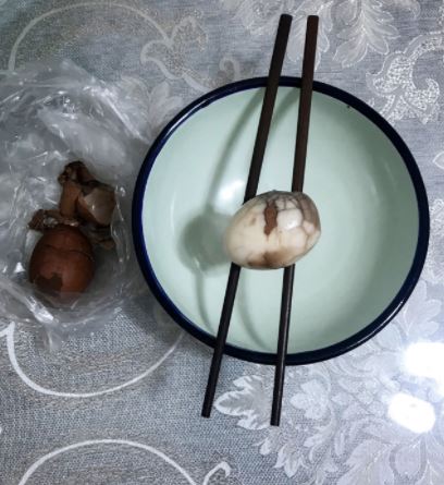 瘋狂追求10年！送金項鍊示愛「有男友照樣追」　她忍無可忍回送「一雙筷子+蛋」網友：霸氣！