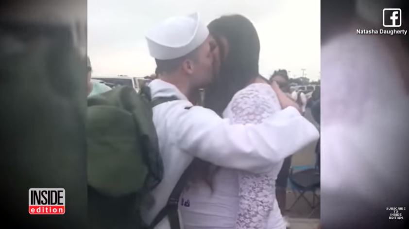 海軍老公「為國出征半年」終於回家！老婆迎接一拿開牌子「露出大肚子」他臉當場垮掉
