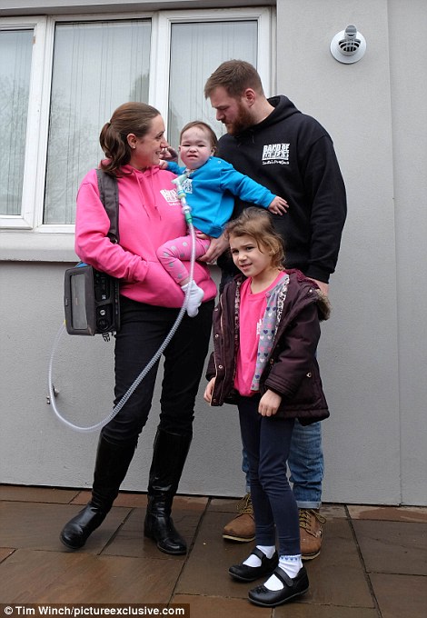 暴風雪中「這一家人被60名工人趕出家門」　8天後回到家「被眼前的景象嚇到落淚」全球讚爆！