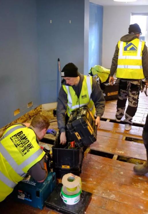 暴風雪中「這一家人被60名工人趕出家門」　8天後回到家「被眼前的景象嚇到落淚」全球讚爆！