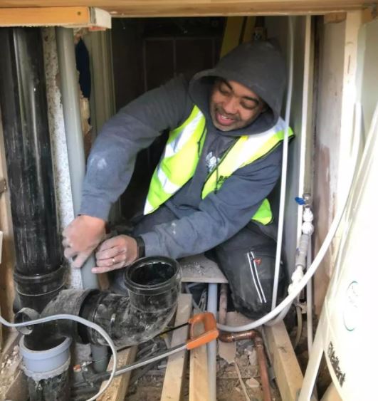 暴風雪中「這一家人被60名工人趕出家門」　8天後回到家「被眼前的景象嚇到落淚」全球讚爆！