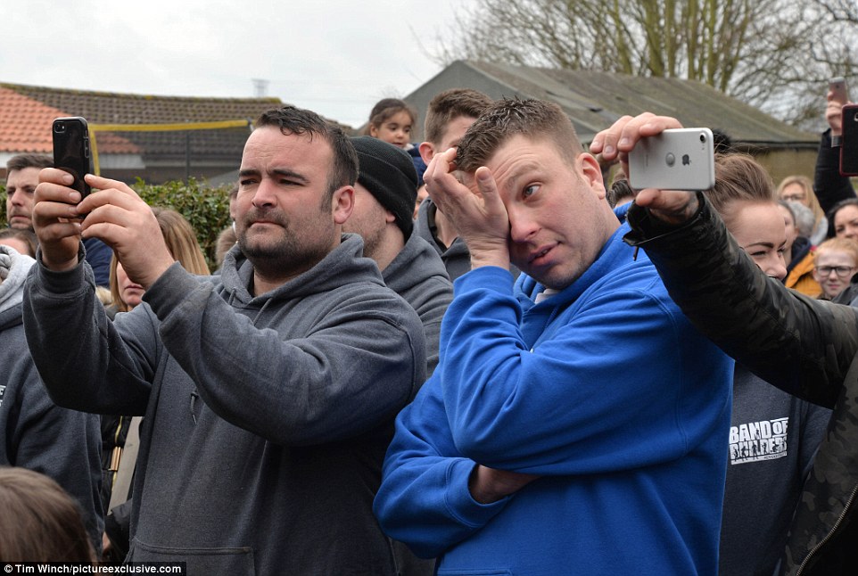 暴風雪中「這一家人被60名工人趕出家門」　8天後回到家「被眼前的景象嚇到落淚」全球讚爆！