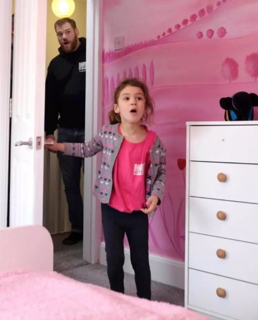 暴風雪中「這一家人被60名工人趕出家門」　8天後回到家「被眼前的景象嚇到落淚」全球讚爆！