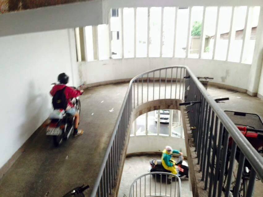 不怕沒車位！台北「無樓梯公寓」直接騎車上樓　住戶超無奈曝：「40年前為了拍廣告蓋的」