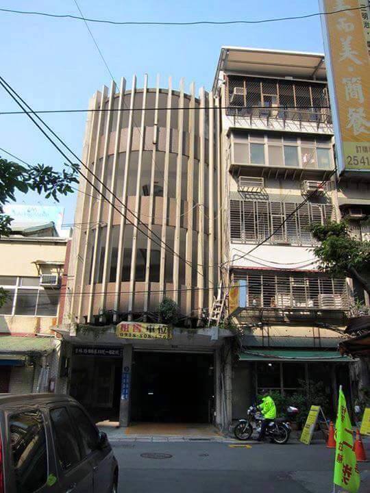 不怕沒車位！台北「無樓梯公寓」直接騎車上樓　住戶超無奈曝：「40年前為了拍廣告蓋的」