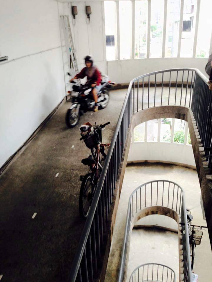 不怕沒車位！台北「無樓梯公寓」直接騎車上樓　住戶超無奈曝：「40年前為了拍廣告蓋的」