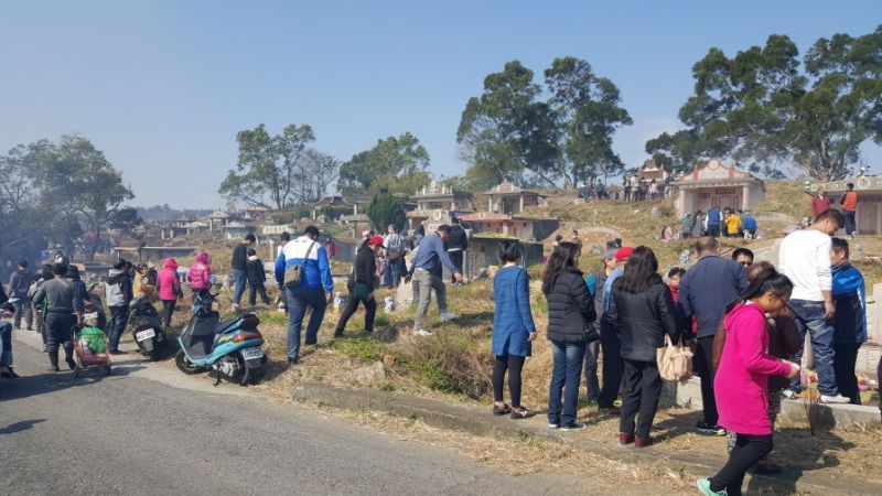 他每年清明祭祖就順手整理「隔壁無名墳」被笑傻，未料此舉卻讓他在幾年後一夜暴富！