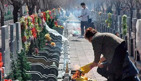 他每年清明祭祖就順手整理「隔壁無名墳」被笑傻，未料此舉卻讓他在幾年後一夜暴富！