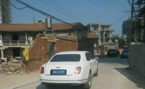 離婚五年,我故意開豪車去前妻家炫耀,鄰家阿嬤卻說:5年前她就走了