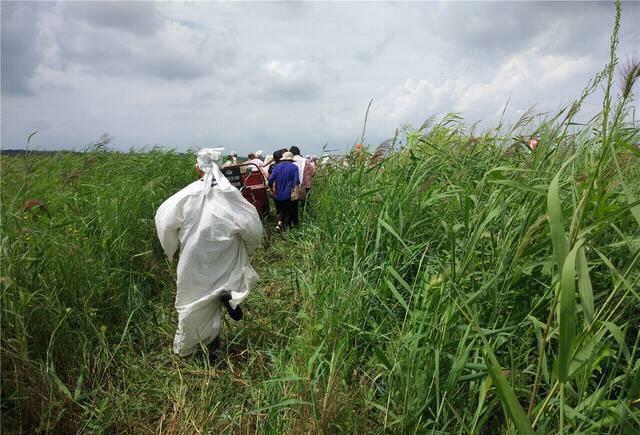 離婚五年,我故意開豪車去前妻家炫耀,鄰家阿嬤卻說:5年前她就走了