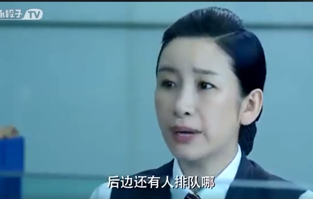 拾荒老伯到銀行存錢！女行員以「零錢數不完」拒受理　最後「超反差結局」網讚爆：不要以貌取人