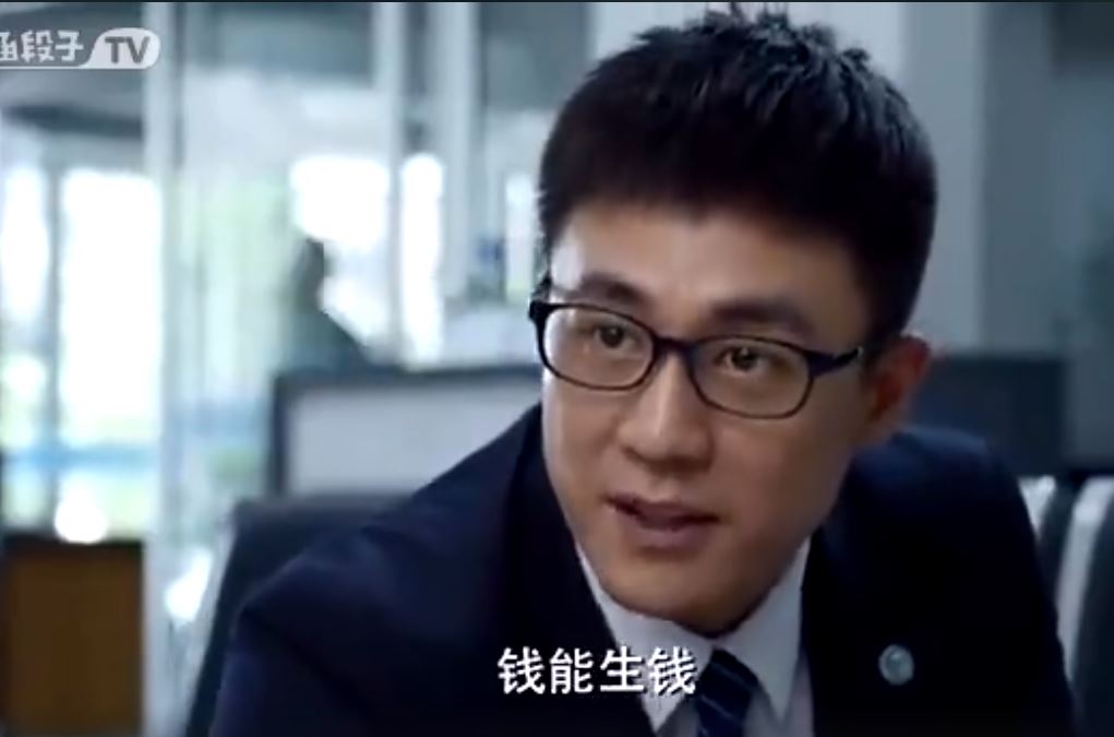 拾荒老伯到銀行存錢！女行員以「零錢數不完」拒受理　最後「超反差結局」網讚爆：不要以貌取人
