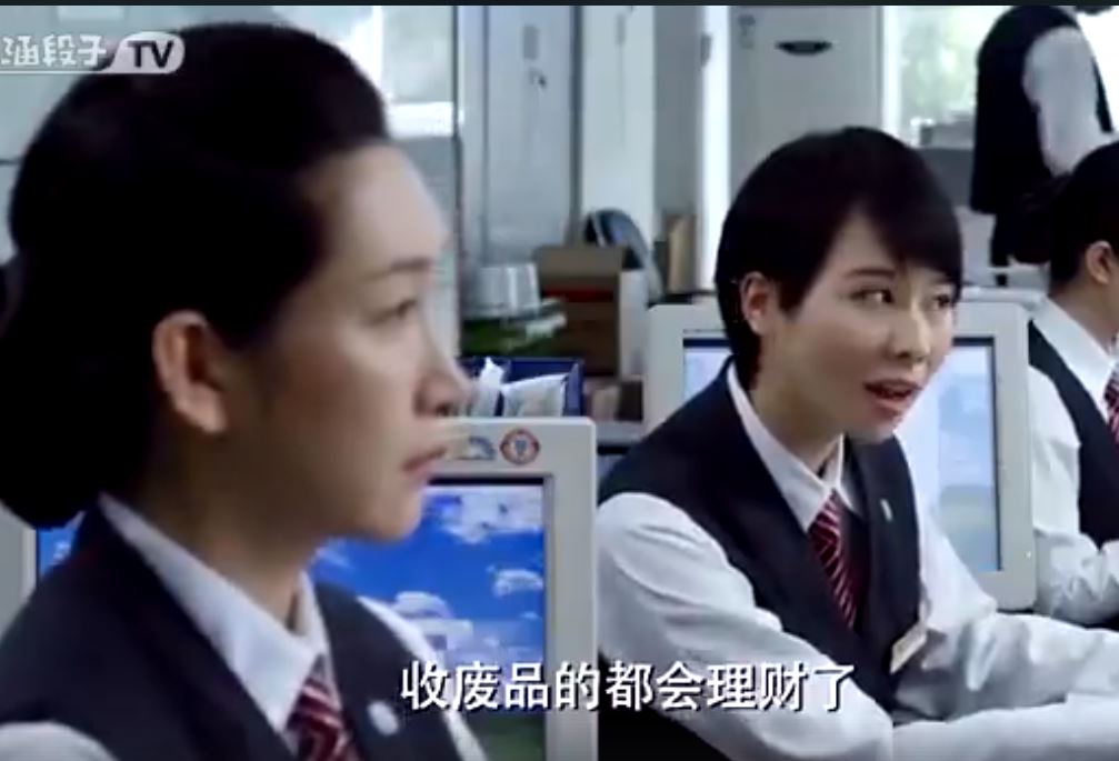 拾荒老伯到銀行存錢！女行員以「零錢數不完」拒受理　最後「超反差結局」網讚爆：不要以貌取人