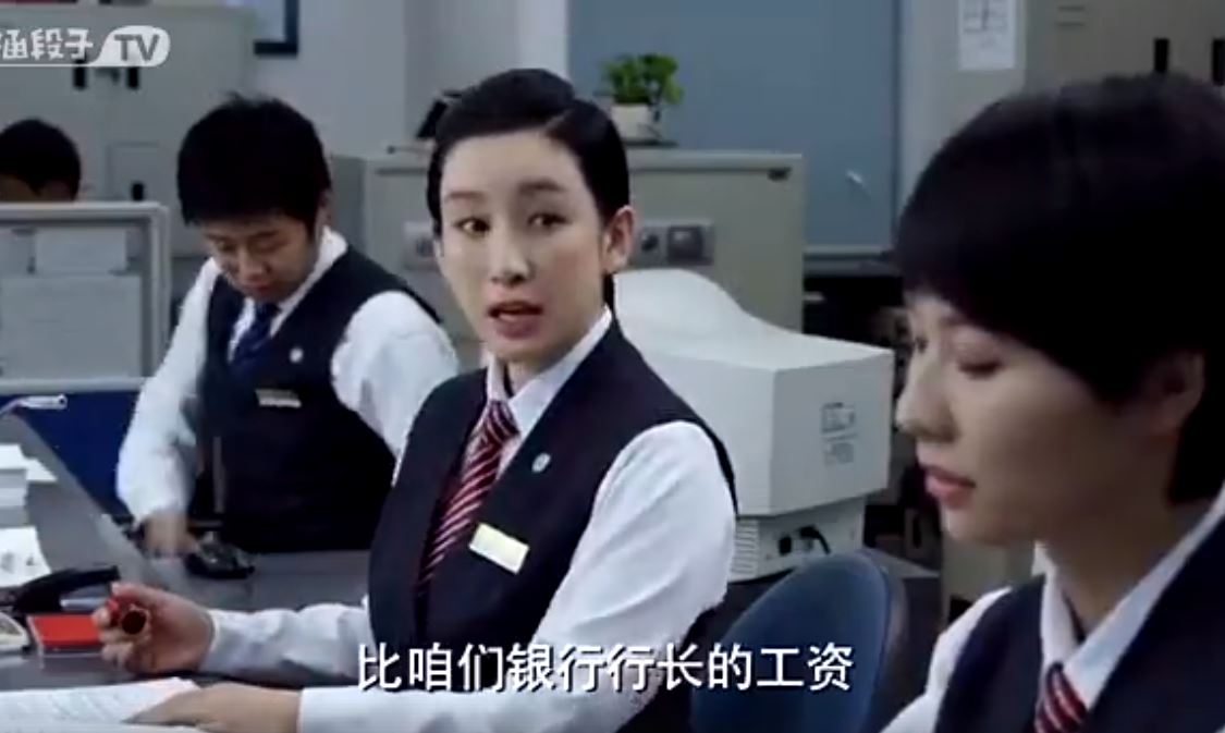 拾荒老伯到銀行存錢！女行員以「零錢數不完」拒受理　最後「超反差結局」網讚爆：不要以貌取人