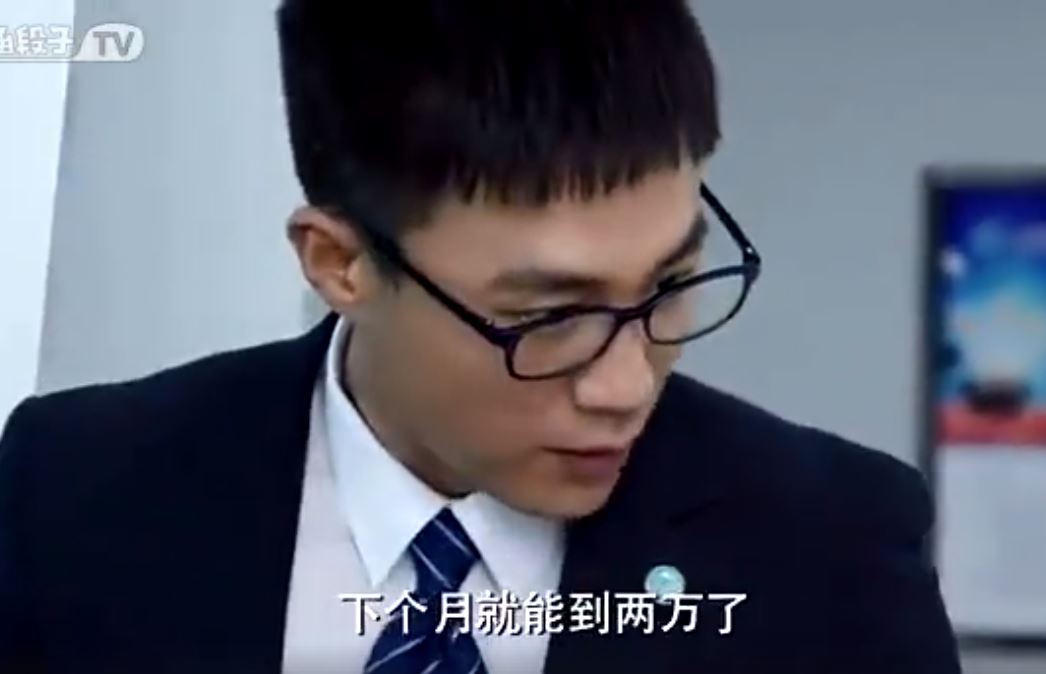 拾荒老伯到銀行存錢！女行員以「零錢數不完」拒受理　最後「超反差結局」網讚爆：不要以貌取人