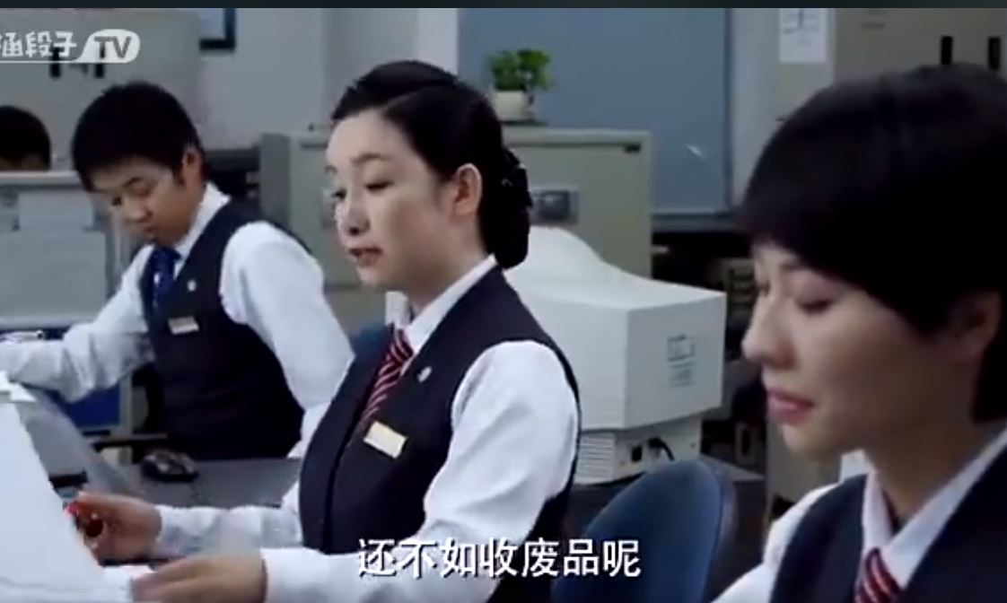 拾荒老伯到銀行存錢！女行員以「零錢數不完」拒受理　最後「超反差結局」網讚爆：不要以貌取人