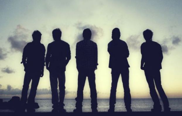 他換上「俗氣黃洋裝+粉紅長襪」送好友最後一程! 親友全看傻「得知兩人義氣約定後」全場淚崩