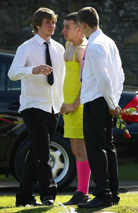 他換上「俗氣黃洋裝+粉紅長襪」送好友最後一程! 親友全看傻「得知兩人義氣約定後」全場淚崩