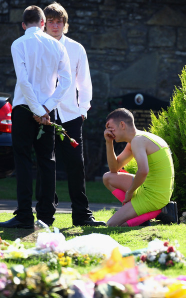 他換上「俗氣黃洋裝+粉紅長襪」送好友最後一程! 親友全看傻「得知兩人義氣約定後」全場淚崩